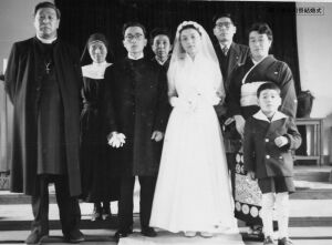 岡上典夫司祭結婚式　八代斌助主教夫妻　大聖堂:日にち不明:広島江波・中道政市師宅にあった写真