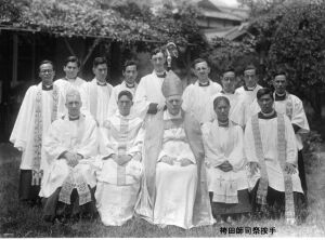 バジル主教邸で　袴田師司祭按手:1940/04:集合写真　バジル主教邸　神戸・億川家蔵