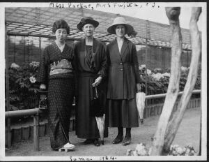 集合写真　パーカー宣教師と:1924:覚前師提供の古い写真