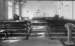 岡山聖オーガスチン教会　建物内部　礼拝堂祭壇　:日にち不明:覚前師提供の古い写真