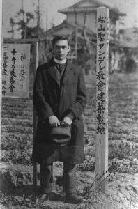 松山聖アンデレ教会建築予定地（御宝町）に立つリチャーズ司祭　:1931:ポートレイト