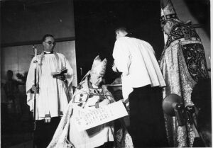 フィッシャー大主教　大聖堂聖別の証に署名　1959年:1959/4/4:スナップ　フィッシャー　サンスベリー