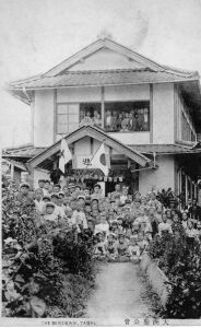 大洲聖公会　旧建物の落成式:1913/:集合写真　大洲聖公会蔵