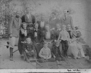 バックストン師と家族、友人:1898/04:集合写真　バックストン　聖ニコラス教会蔵