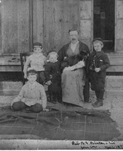 バックストン師と４人の息子たち:1898/04:スナップ　バックストン　聖ニコラス教会蔵