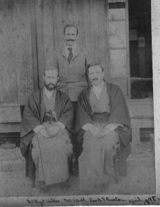 バックストン師と２人の友人:1898/04:スナップ　バックストン　聖ニコラス教会蔵