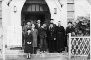 広島復活教会　礼拝堂の前で　伝道集会:1956/12:スナップ　マクシェリー　長門　高松・長門師蔵