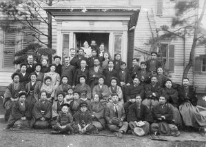東京麻布ウッドストック宣教師宅前で:1907/04/02:集合写真　広瀬キリスト教会・足立家蔵