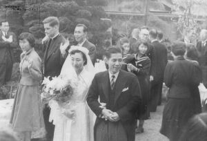 徳山聖マリア教会　結婚式のあとで　コールマン司祭とフォークダンス:日にち不明:スナップ　コールマン　徳山聖マリア教会蔵