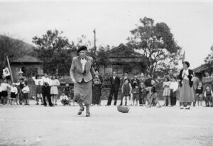 レオノラ・リー宣教師　幼稚園合同運動会で　松蔭:1953/10:スナップ　資料室蔵