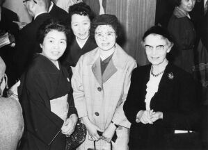レオノラ・リー宣教師と　大聖堂:1962/4/3:集合写真　有賀夫人　井上夫人　太田夫人　角瀬家寄贈・資料室蔵