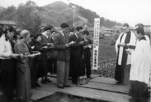 鳴門聖パウロ教会・会館起工式:1953:スナップ　ウイッテンバーグ　セーバリー　小南弘　鳴門・松浦氏蔵