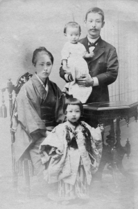 Ｒｅｖ．畠山と家族:日にち不明:教区にあった写真　資料室蔵